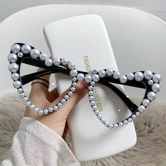 Pearl heart glasses with clear lenses 🔥🔥🔥